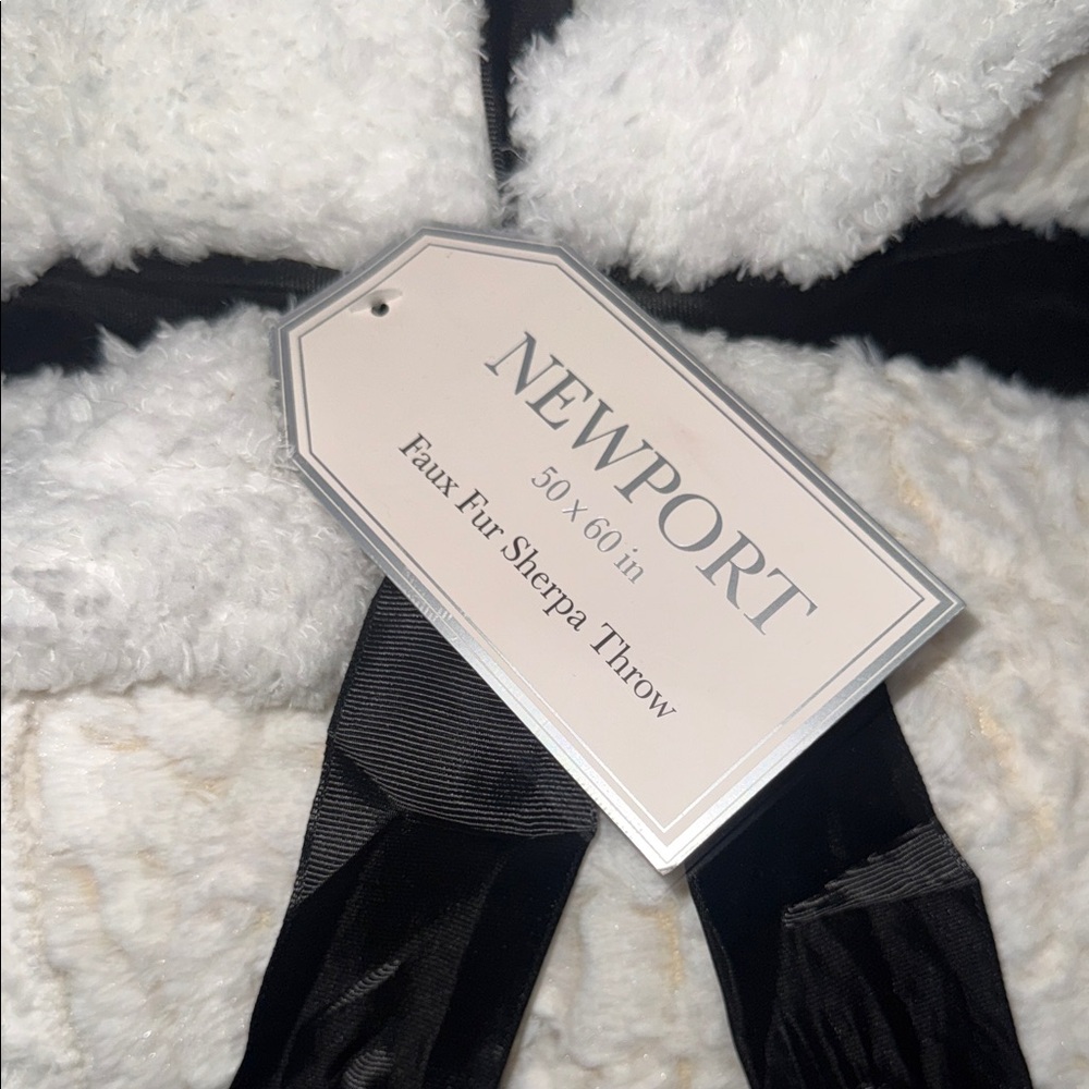 Newport Cream Faux Fur Sherpa Throw Size 50x60 inch! NWT - Picture 6 of 7
